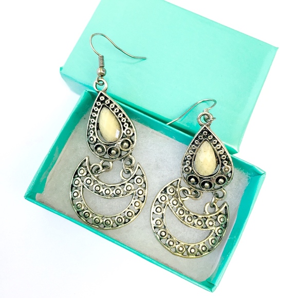 🌿FREE with Purchase 🌿Crescent Dangle Earrings - Picture 3 of 5